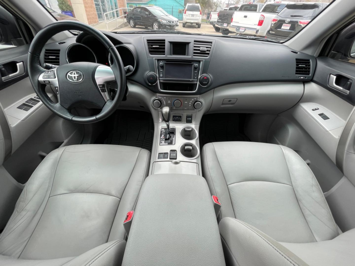 2013 Gray /Silver Toyota Highlander (5TDZK3EH0DS) with an V6 engine, Automatic transmission, located at 1501 West 15th St., Houston, 77008, (713) 869-2925, 29.797941, -95.411789 - Photo#11